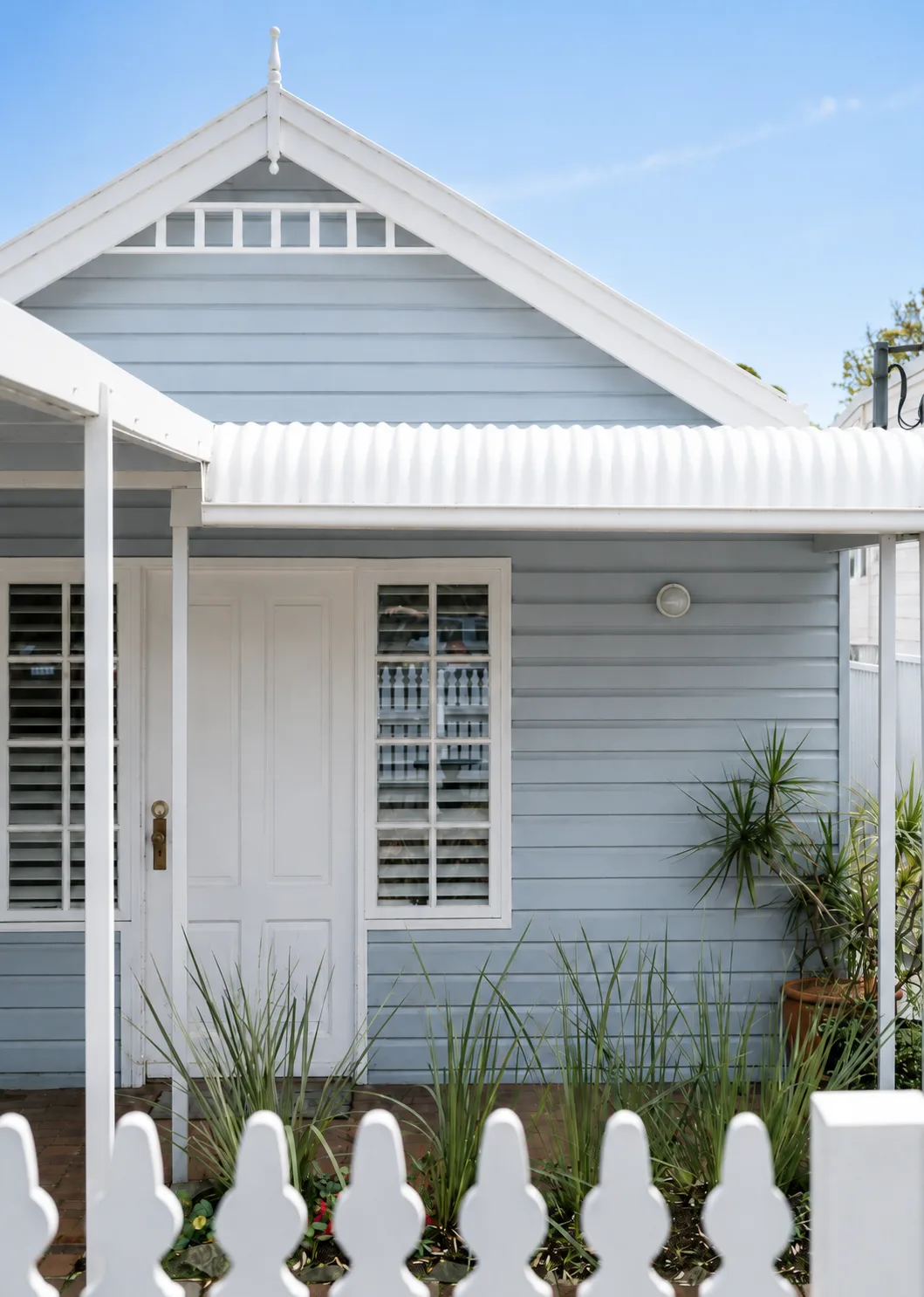 Weatherboard heritage cottage restoration painting in Sydney by Limitless Painting